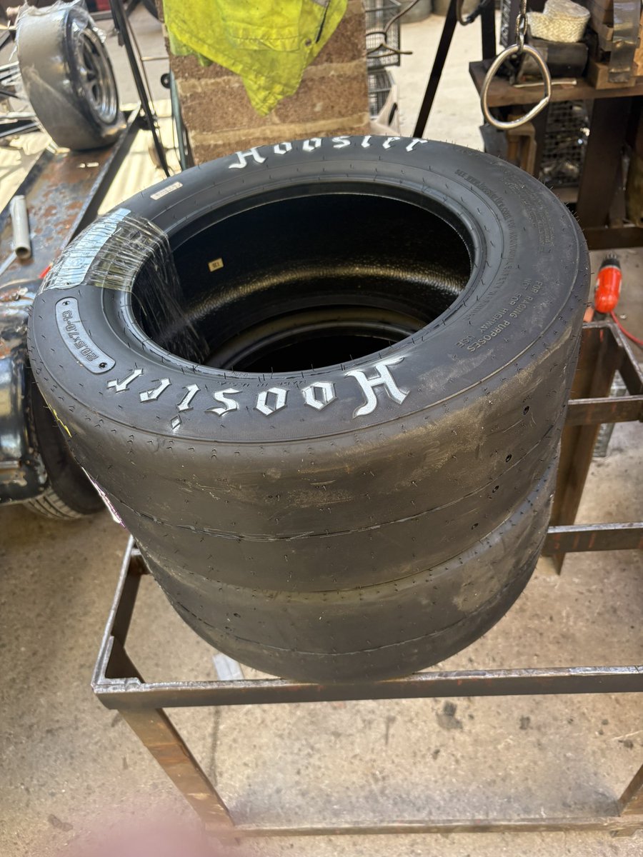 So the Mini is making a slightly earlier debut. New set of Hoosier tyres turned up for the Mini. It would be rude not to scuff them in. Booked in for wiscombe national, maybe even a play with the other tin tops 🤔