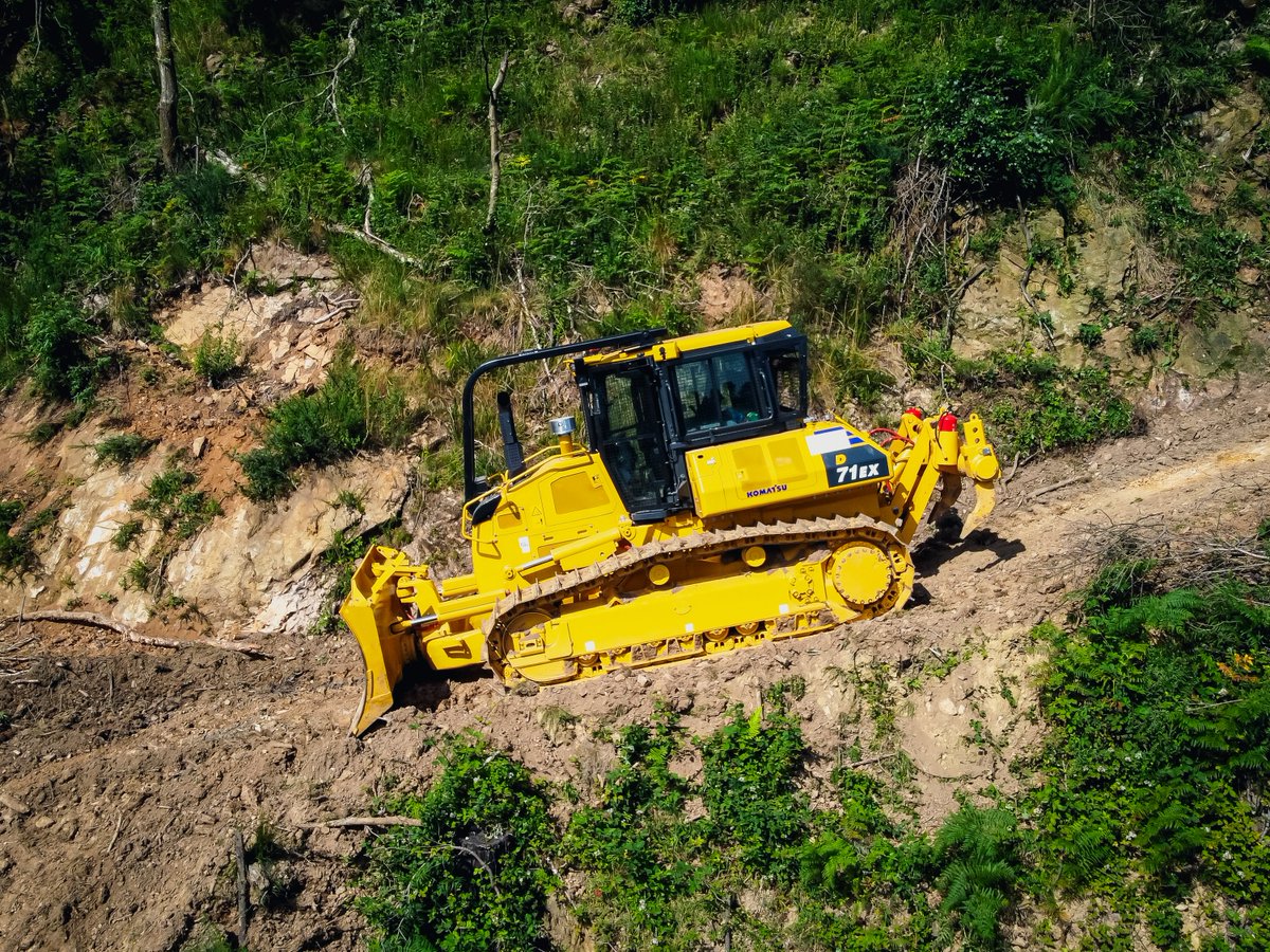 La Diputación Foral de Bizkaia ha realizado un simulacro de extinción de incendios en Peñas Negras en el que está trabajando el buldócer #Komatsu D71EX-24 que recientemente han adquirido.
➡️ Preparación específica contra incendios
➡️ Recubrimiento ignifugo
➡️ Arco forestal