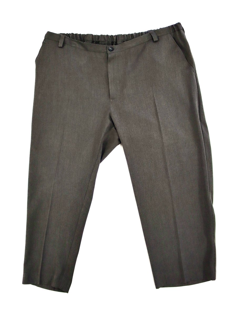 clothingsdp's tweet photo. After years of struggling to find trousers that fit, this customer with hemihyperplasia finally has a bespoke pair made just for them 👖💚

Tailored to fit every part of their body with precision and care. This is what accessible clothing is all about🙌 #AdaptiveClothing #Charity https://t.co/7e8vwQXfUY