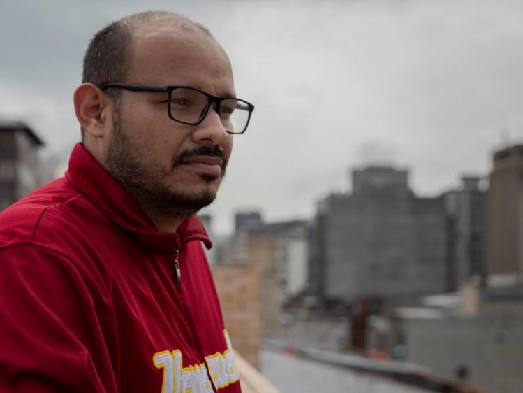 Emma Salazar (@ecorina2) on Twitter photo Se acerca el #DiaNacionaldelPeriodista <a href="/CarlosJRojas13/">Carlos Julio Rojas</a> y otros 14 siguen detenidos en Caracas.
¿Hasta cuándo injusticia por ejercer esta profesión? ¿Por la protesta por mejores servicios públicos?
¿Quién más cuida y le duele #Vzla?
#LiberenaCarlosJulioRojas
#Alertalluvias Se acerca el #DiaNacionaldelPeriodista <a href="/CarlosJRojas13/">Carlos Julio Rojas</a> y otros 14 siguen detenidos en Caracas.
¿Hasta cuándo injusticia por ejercer esta profesión? ¿Por la protesta por mejores servicios públicos?
¿Quién más cuida y le duele #Vzla?
#LiberenaCarlosJulioRojas
#Alertalluvias