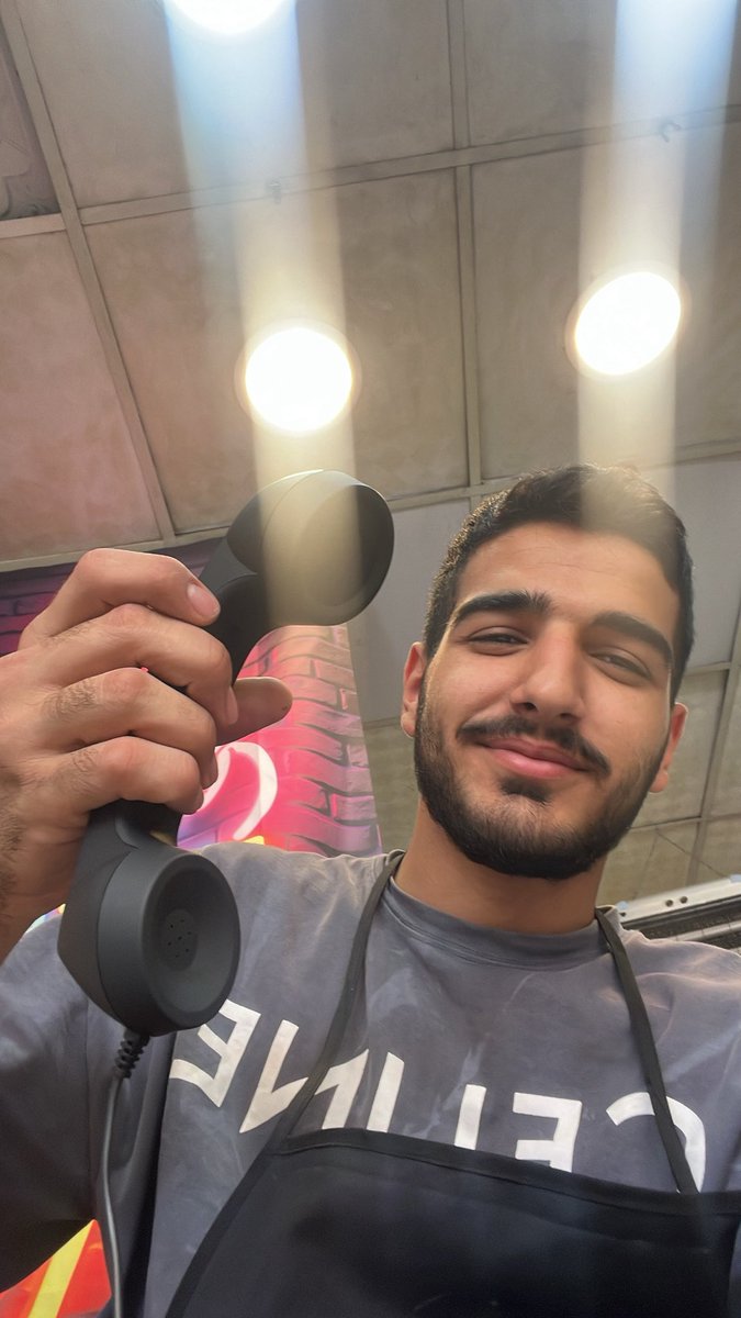 الحمدلله ما بصرف مصاريي على شغلات تافهه (اشتريت هاظ الاشي بشبكه بالتلفون وبصير احكي فيه المكالمات )