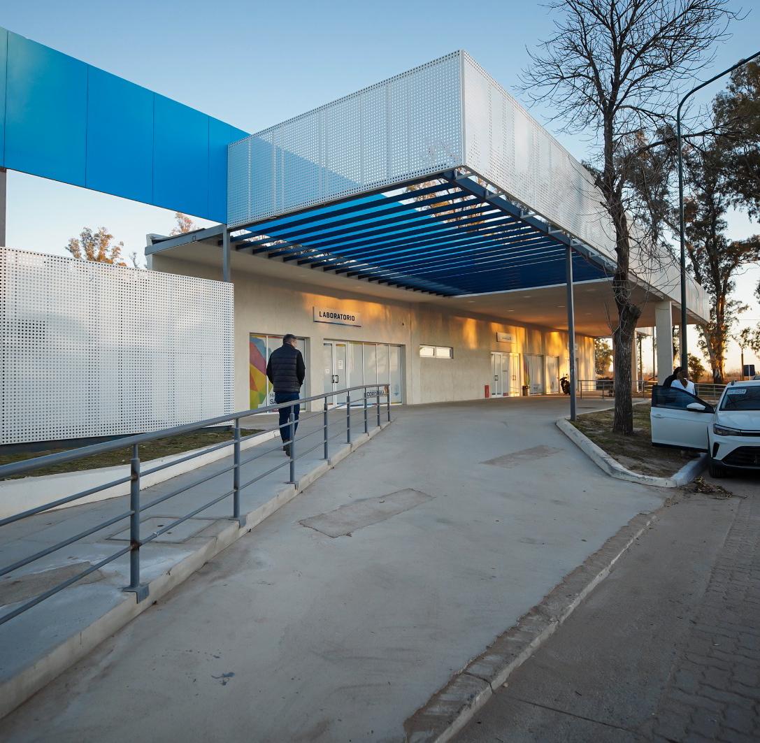 gobdecordoba's tweet photo. #Ahora | El gobernador @MartinLlaryora recorre el avance de las obras del nuevo Hospital de Alta Complejidad René Favaloro, que se construye en la localidad de #HuincaRenancó, en el departamento General Roca. Esta importante infraestructura sanitaria forma parte del Plan de Igualdad Territorial, que busca fortalecer el sistema de #salud en el sur de #Córdoba, brindando atención médica de calidad y especializada a miles de vecinos de la región. 🫱🏻‍🫲🏼

👏🏼 La obra ya presenta un significativo grado de avance y se prevé su finalización en los próximos meses.

🏥 Este hospital se convertirá en un Centro de Alta Complejidad referencial en toda la región en la cobertura de patologías, ya que contará con tecnología y equipamiento de última generación para la atención en diferentes áreas de la medicina.

#CórdobaNoPara #SeguimosHaciendo