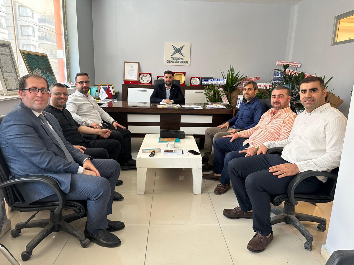 📍Bugün TÜGVA Mardin İl Başkanlığı olarak kıymetli misafirlerimizi ağırladık.
ÖNDER İmam Hatipliler Mardin İl Temsilcisi <a href="/enesgunes47/">Enes Güneş</a>’e, Yedi Hilal Mardin İl Temsilcisi M.Ali Gümüş ve yönetimlerine nazik ziyaretleri için teşekkür ediyorum.
“Davamız için aynı niyetle, aynı hedefe”