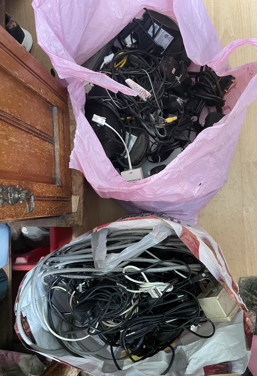 mrsmosieposie's tweet photo. Two bags of cables, leads, plugs, electrical bits, computer stuff to go to recycling . But what the hell is it all, what is it from, where did it all come from π€·π»ββοΈ never seen most of it before in my life! #decluttering #reuserecyclereduce β»οΈ https://t.co/fuyxE5XHAi