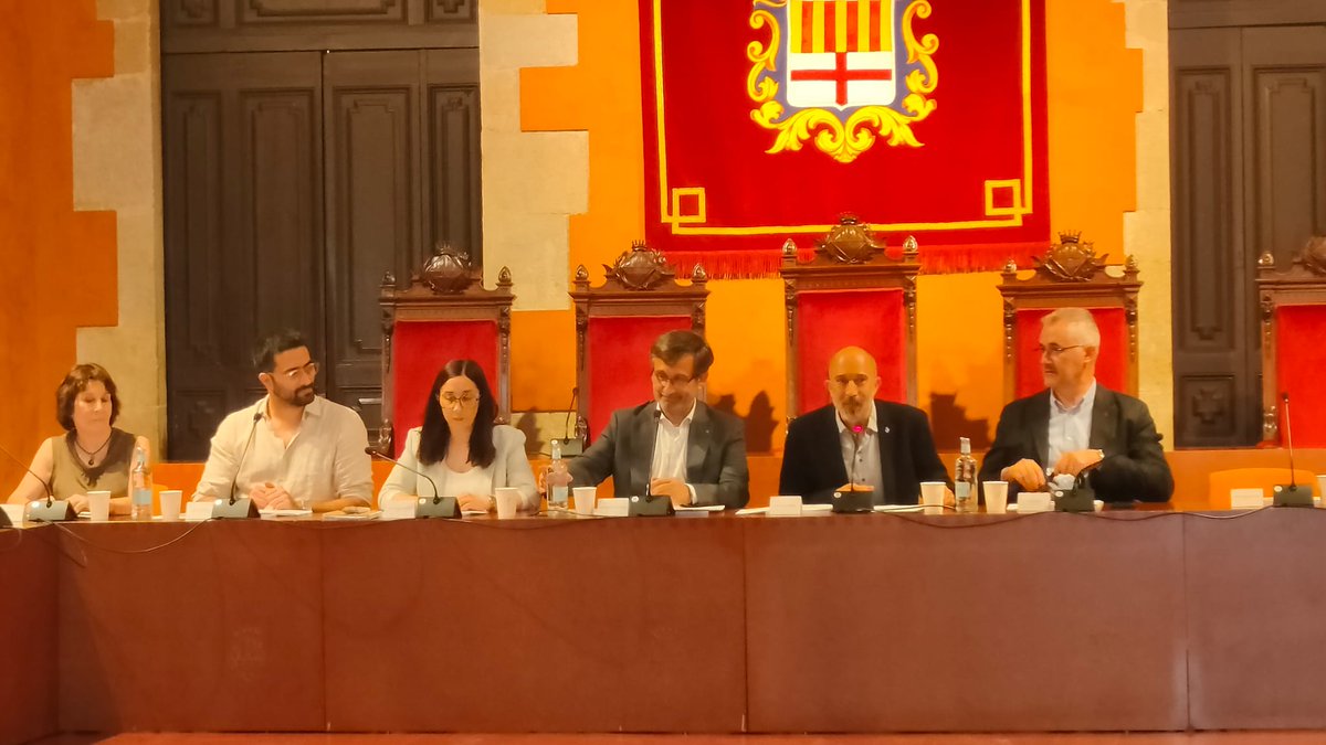 periodistes_cat's tweet photo. #CPCatcentral Assistim a la constitució de la taula per al foment de l'ús social del català al Saló de Sessions de l'Ajuntament de #Manresa. La integren una cinquantena d'entitats, organitzacions i institucions de la ciutat https://t.co/TDQu2HDVm0