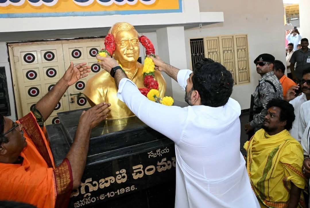 ambedkariteIND's tweet photo. Minister Nara Lokesh just unveiled a statue of Daggubati Chenchu Ramaiah — a Kamma landlord accused in the 1985 Karamchedu massacre, where 6 Dalit men were killed &amp; 3 women raped for demanding access to a public water tank. Honoring a legacy of violence?
#KaramcheduMassacre https://t.co/uI3S3VJLxk