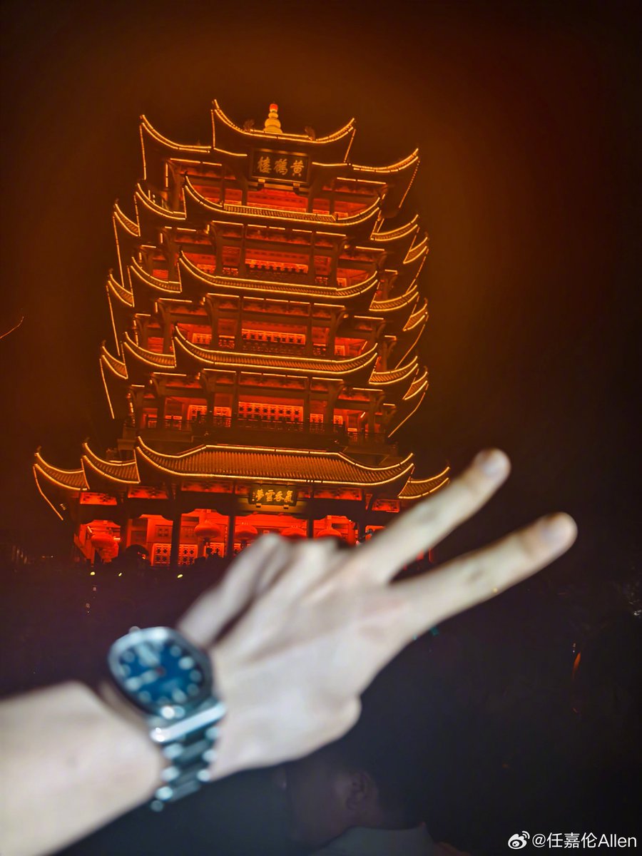 sweetestallen's tweet photo. 250626 >> 📸
#RenJialun shared new snap in Wuhan ❤️

「Wuhan
     I’m here~

    # Want to feel it ✌🏻
    # Ren through time 」

#AllenRen #任嘉伦 #เหรินเจียหลุน
#임가륜 #アレン・レン https://t.co/PhnOP1WI1O
