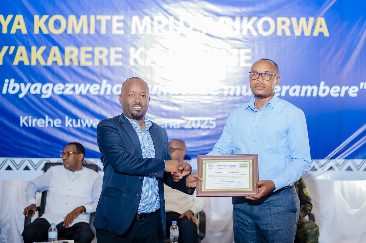 KireheDistrict's tweet photo. Yashimiye imirenge yabaye indashyikirwa, asaba buri muyobozi gukora neza inshingano  gutanga serivisi nziza, yizeza ubufatanye, ubujyanama no gutanga ubufasha aho bikenewe  mu rugendo rwo kurushaho gushyashyanira umuturage no kumuteza imbere, https://t.co/BDrqnGfFqo