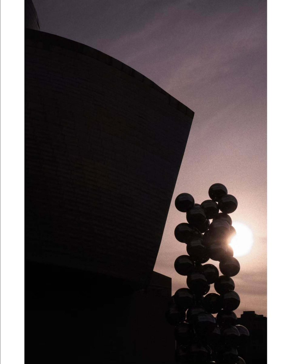 Cuando ’El gran árbol y el ojo’ de Anish Kapoor se alinea con la luna surge el eclipse ✨🏙️ 

📸 (IG) wewe.ape 

👉 ¿Quieres que tu foto sea la próxima #FotoDeLaSemana? 
Compártela, menciona al Museo en Instagram y usa el hashtag #MyGuggenheimBilbao.

#PhotoOfTheWeek