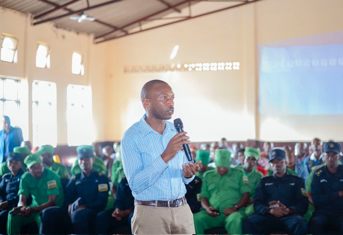 KireheDistrict's tweet photo. Yavuze ko ibitekerezo byakiriwe muri iyi nama byagaragaje ko abaturage benshi banyotewe n’uko hongerwa ibikorwaremezo birimo amazi, amashanyarazi, imihanda, n’ibindi, kandi ko ibyo abantu babasha kwikorera, byakorwa binyuze mu budasa bwacu nk’Abanyarwanda. https://t.co/2KyhkZ55yB