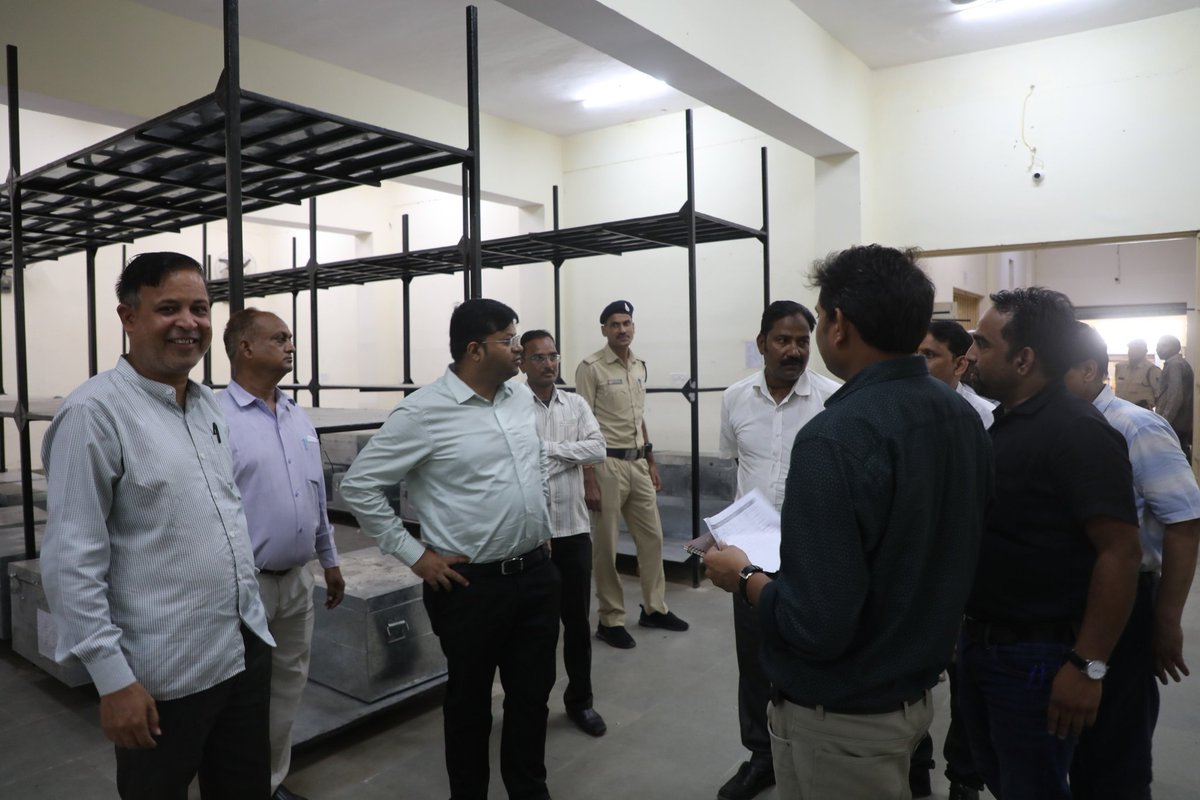 कलेक्टर एवं जिला निर्वाचन अधिकारी श्री <a href="/arpit_verma13/">Arpit Verma IAS</a> द्वारा मान्यता प्राप्त राजनैतिक दलो के प्रतिनिधियों के साथ ईव्हीएम गोदाम का आंतरिक निरीक्षण करते हुए ईव्हीएम तथा वीवीपीएटी मशीनों का अवलोकन किया गया।  
-
<a href="/CEOMPElections/">Chief Electoral Officer, Madhya Pradesh</a> 
<a href="/JansamparkMP/">Jansampark MP</a>
#JansamparkMP 
#sheopur