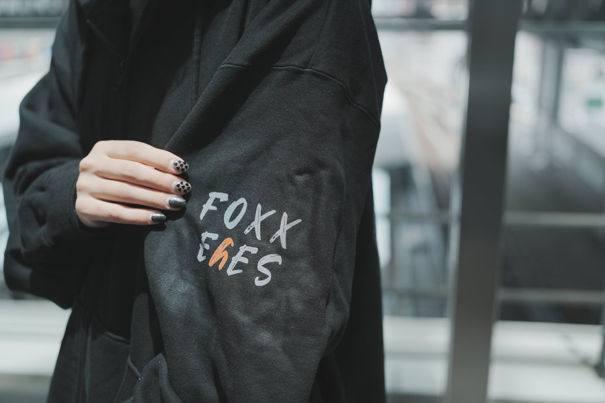 yutas_0's tweet image. 【🦊たそぐっず2025】   
第3段 ジップアップパーカー🦊

おしゃれになるように、普段使いできるようなデザインを本気で考え抜いた最高傑作できました✌️

しかもメンバー限定(ほっきょくぎつね以上)の特典がありますので、普段応援してくれてるみんなへの恩返しです🙏

#HOWLFOX #FOXEYES