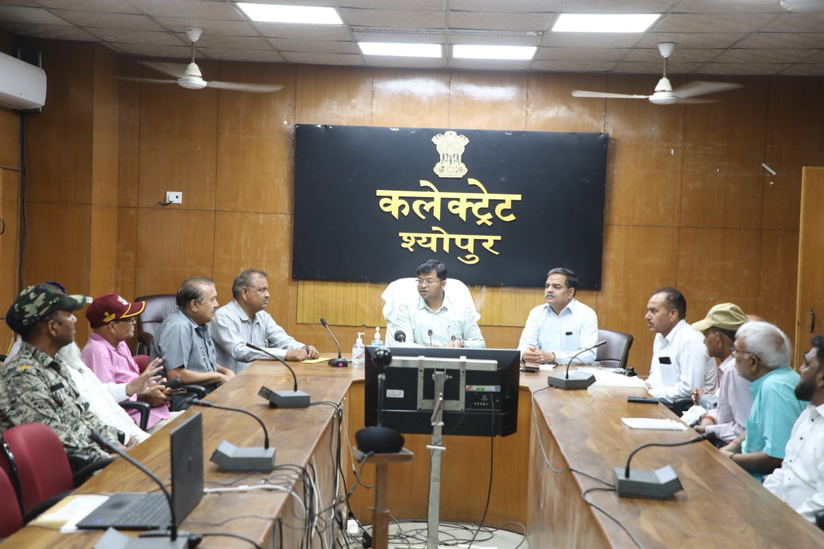 #श्योपुर- कलेक्टर एवं जिला मजिस्ट्रेट श्री <a href="/arpit_verma13/">Arpit Verma IAS</a> ने भूतपूर्व सैनिको के साथ आयोजित बैठक में अपेक्षा करते हुए कहा कि जिले के युवाओं को सेना ज्वाइन करने के लिए मार्गदर्शन प्रदान करते हुए प्रोत्साहित करें। 
<a href="/CMMadhyaPradesh/">Chief Minister, MP</a>
<a href="/JansamparkMP/">Jansampark MP</a>
#JansamparkMP
#sheopur