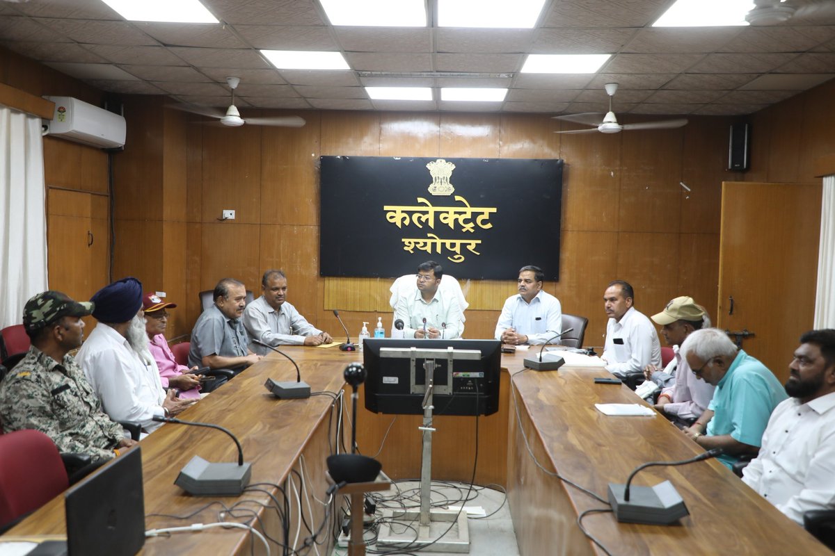 उन्होने कहा कि जिले के युवाओं को सेना में अफसर बनने से लेकर सैनिक बनकर देश सेवा के लिए प्रेरित करते हुए उनका उचित मार्गदर्शन किया जायें। 
<a href="/CMMadhyaPradesh/">Chief Minister, MP</a> 
<a href="/JansamparkMP/">Jansampark MP</a> 
#JansamparkMP 
#sheopur