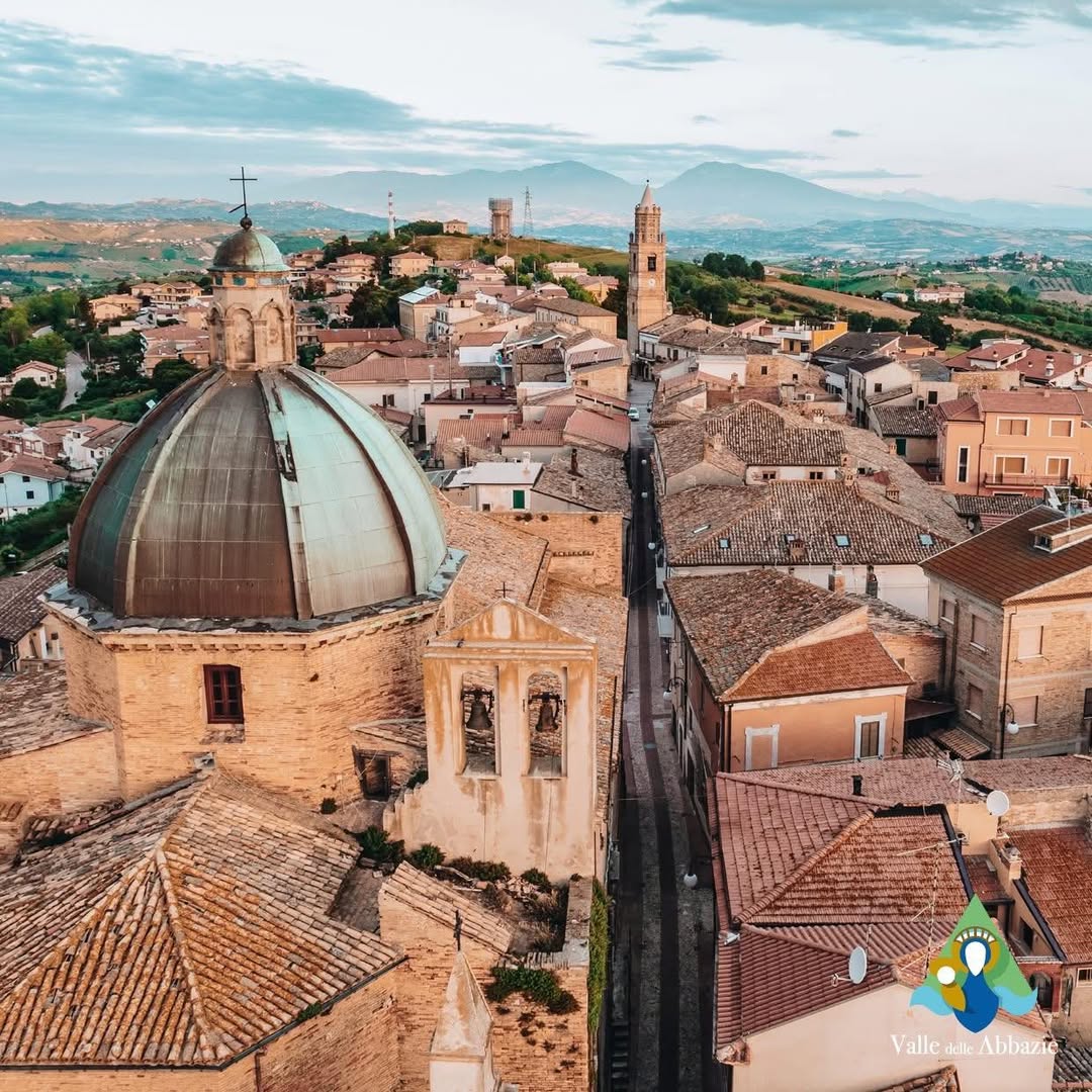 YourAbruzzo's tweet image. #Montepagano è un gioiello medievale abruzzese che domina la costa adriatica! Il suo nome potrebbe derivare da Montis Pagus, “villaggio sul monte”, un tempo centro principale, prima della nascita di #Roseto!
📷 IG valledelleabbazie
#Montepagano #borghi #abruzzo #visitabruzzo