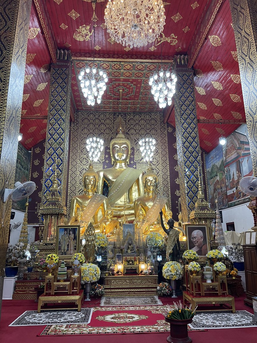 สักการะพระธาตุหริภุญชัย เมืองลำพูน