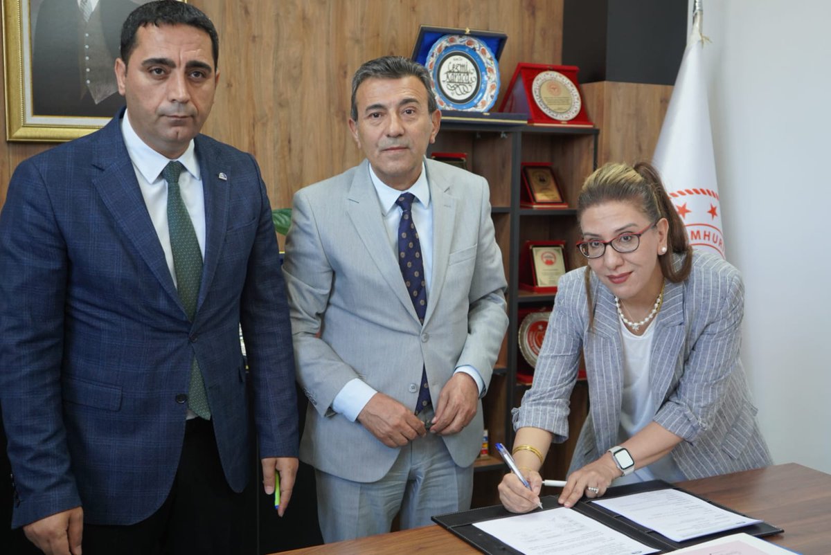 firatkalkinma's tweet photo. Sürdürülebilir Kapasite Geliştirme İçin Uygulamalı Proje Döngüsü teknik destek eğitimi imza töreni Genel Sekreterimiz Mehmet Şirin Budancamanak, Malatya İl Sağlık Müd. Cezmi Karaca, Yeşilyurt Hasan Çalık Devlet Hast. Başhekim Rabia Aydoğan Baykara'nın katılımıyla gerçekleştirildi https://t.co/IBuLqY22JW