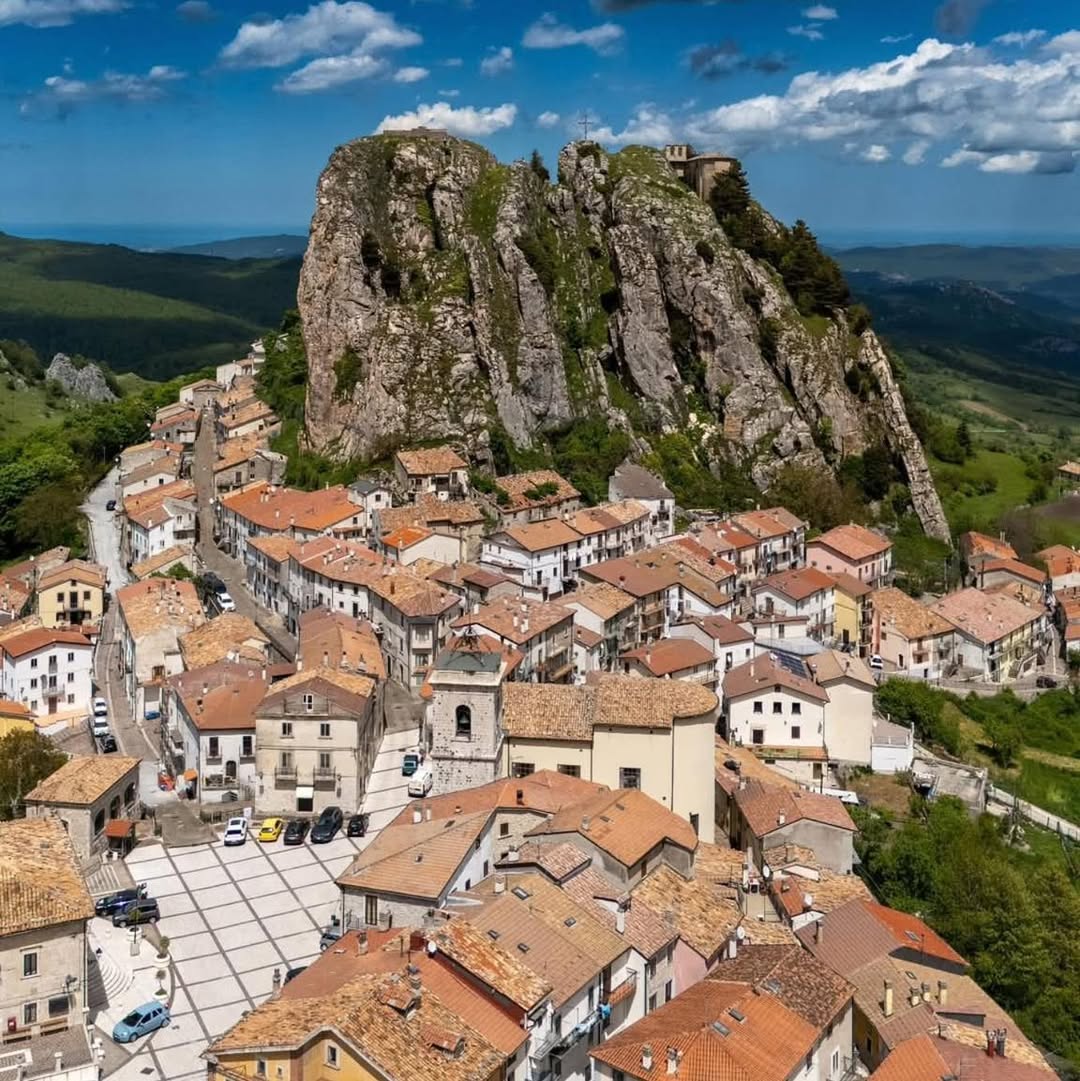 #Pizzoferrato, “la terrazza d’Abruzzo” immersa nei boschi della #Maiella. A 1251 metri, con “0 mddc” – zero metri di distanza dal cielo – sembra davvero di volare sulla valle del Sangro!
📷 IG weareinabruzzo - ema.foodandtravels
#abruzzo #borghidascoprire #viaggioinabruzzo