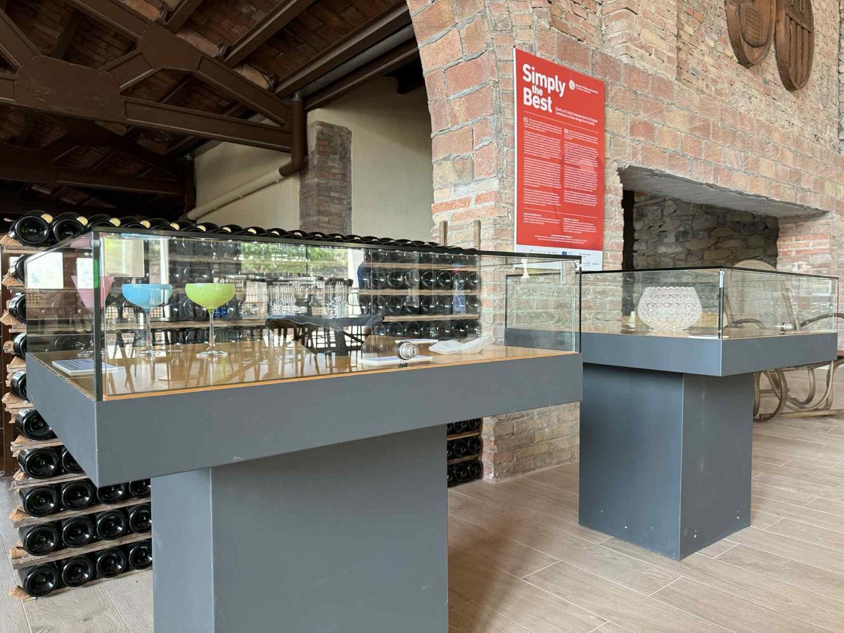 ✨ Ayer tuvimos la oportunidad de inaugurar la expo SIMPLY THE BEST, la cual presentará el vidrio contemporáneo 🇨🇿 en las salas de exhibición de Aymar Vitivinícoles Vimbodí. 
La exposicion será visitable a partir del 26/6 y hasta el 5/10.