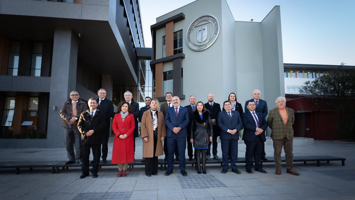 ucatolicamaule's tweet photo. Lo vivimos acá en nuestro Campus San Miguel 📍

Algunas postales de la sesión plenaria del @AUR_cl  📷 y posterior Ceremonia de Distinción Rector Hilario Hernández Gurruchaga, que busca destacar a personas naturales o instituciones que, a través de su trabajo y vinculación con las universidades regionales, han contribuido al desarrollo social, político, cultural y comunicacional.

PREMIADOS 🏅

- @eldia_cl 
- @Corbiobio 
- Gobierno Regional de Magallanes y Antártica Chilena
- Compañía de Teatro @UAntofagasta 
- Teatro Biobío 
- Álvaro Rojas Marín director Ejecutivo @CINDAeducacion  y ex rector @UTalca 
- Pedro Moreno Mella   @umagtv 

La Región del Maule y la #UCM COMOepicentro de la discusión sobre educación superior en #Chile entre ayer y hoy, con sesiones también de @uestatales  @UniversidadesG9 Y @CRUCH_cl 

Somos #TuUniversidad 😉 #TransformaTuFuturo