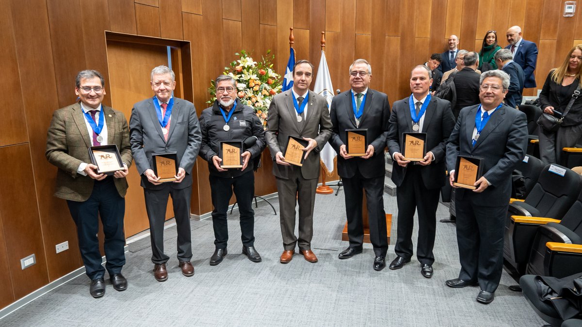 ucatolicamaule's tweet photo. Lo vivimos acá en nuestro Campus San Miguel 📍

Algunas postales de la sesión plenaria del @AUR_cl  📷 y posterior Ceremonia de Distinción Rector Hilario Hernández Gurruchaga, que busca destacar a personas naturales o instituciones que, a través de su trabajo y vinculación con las universidades regionales, han contribuido al desarrollo social, político, cultural y comunicacional.

PREMIADOS 🏅

- @eldia_cl 
- @Corbiobio 
- Gobierno Regional de Magallanes y Antártica Chilena
- Compañía de Teatro @UAntofagasta 
- Teatro Biobío 
- Álvaro Rojas Marín director Ejecutivo @CINDAeducacion  y ex rector @UTalca 
- Pedro Moreno Mella   @umagtv 

La Región del Maule y la #UCM COMOepicentro de la discusión sobre educación superior en #Chile entre ayer y hoy, con sesiones también de @uestatales  @UniversidadesG9 Y @CRUCH_cl 

Somos #TuUniversidad 😉 #TransformaTuFuturo