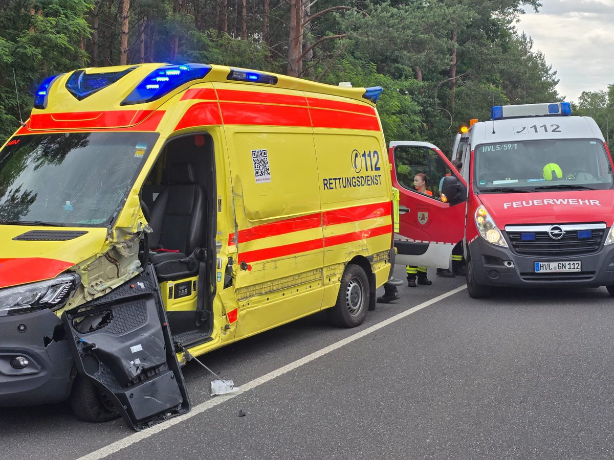 ThomasPeise's tweet photo. #B188 #Stechow #HVL - RTW prallt in LKW, Fahrertür herausgerissen, zwei leicht verletzte Personen https://t.co/yinMOMtjvr