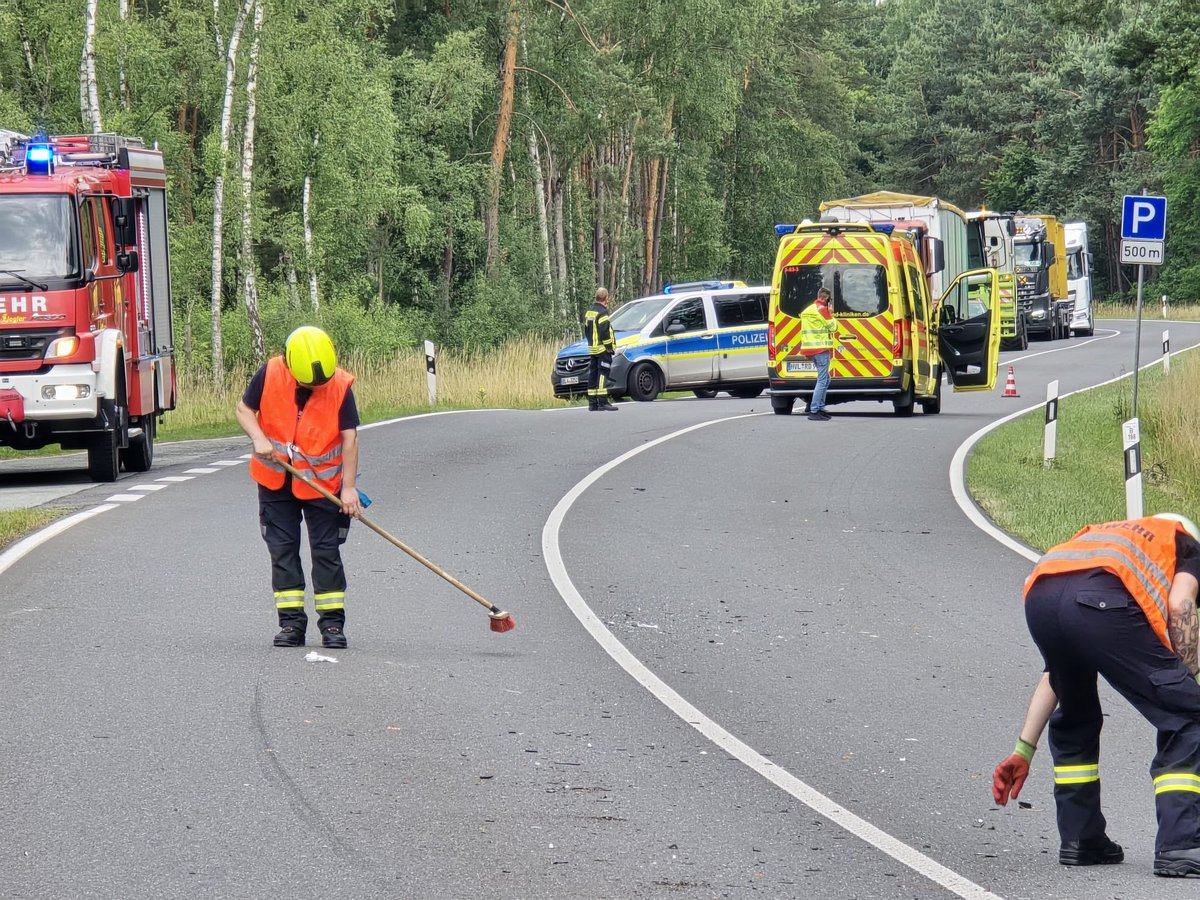 ThomasPeise's tweet photo. #B188 #Stechow #HVL - RTW prallt in LKW, Fahrertür herausgerissen, zwei leicht verletzte Personen https://t.co/yinMOMtjvr