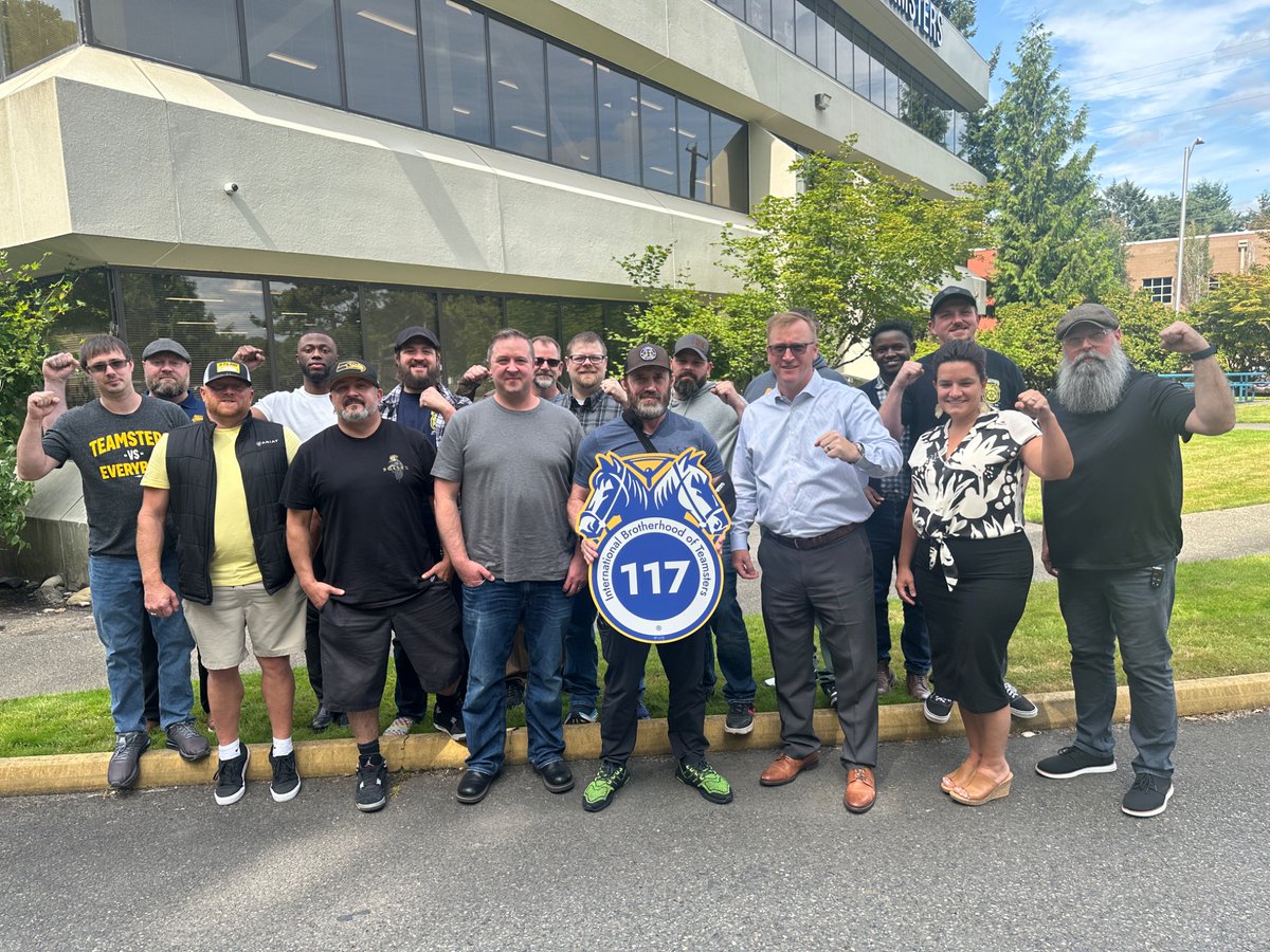 Negotiations w/ Fred Meyer/Kroger kicked off yesterday at the hall over a contract covering more than 400 #Teamsters. Our committee is united &amp; ready to go! 💪