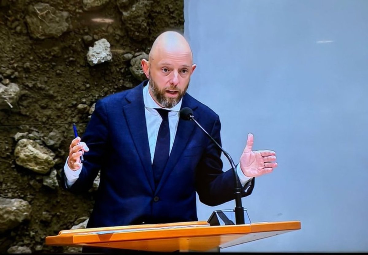 Met ingang van deze week is mijn woordvoerderschap Wonen &amp; Bouwen (VRO) en Klimaat, Energiebeleid en Groene Groei (KGG) uitgebreid met Luchtvaart (I&amp;W). Terug van niet weggeweest op dit belangrijke onderwerp voor onze welvaart en wereldwijde bereikbaarheid van Nederland (1/2).