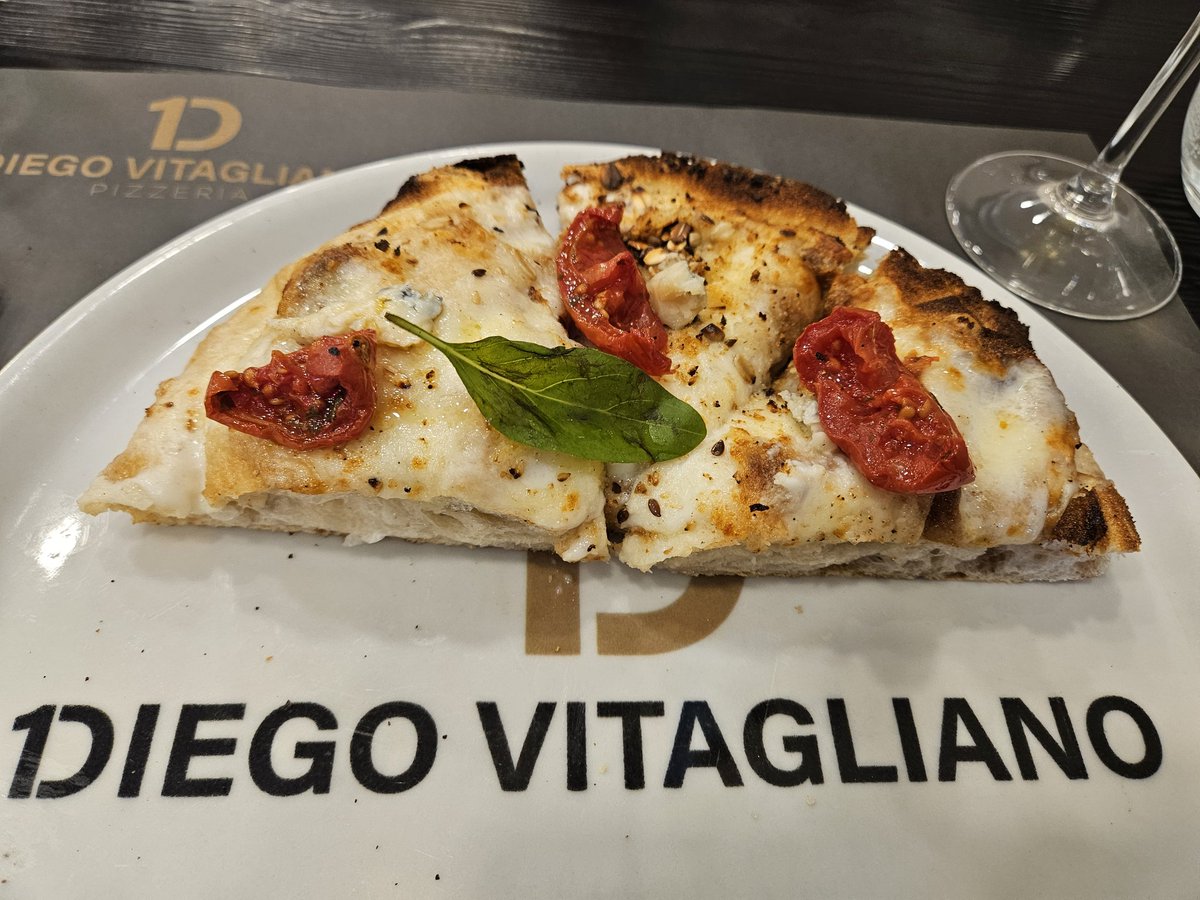 Suomessa ja Napolissa saa erittäin hyviä napolilais-pizzoja, mutta oli se tehtävä pieni junareissu Italian parhaaksi valitun pizzerian äärelle...no, eron huomasi, taivaallisen hyvää neljä testattua (paloja) ja sovitetuilla paikallisviineillä. Jos joskus teet reissun Napoliin...