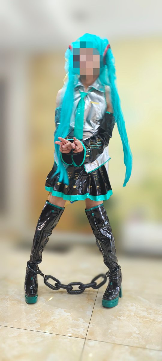 可怜的短命鬼Miku……
但枪毙前依然能面对镜头摆出剪刀手，不愧是t0级别的歌姬，面对死亡也是临危不惧呀😆
(话说对自己的照片犯错了算什么，算心理疾病还是单纯的bt?😂当然自己拍的照片也是很符合自己的xp)
#死镣 #脚镣 #死刑犯 #死刑 #初音未来 #女装