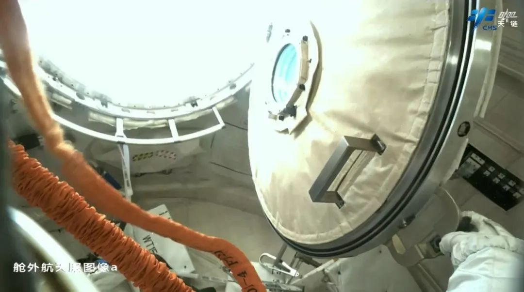 wulei2020's tweet image. #Shenzhou20 Crew just finished their 2nd #spacewalk! Chen Dong &amp;amp;Chen Zhongrui safely returned to #Wentian lab module at  9:29 pm BJT on June 26. During 6.5-hour spacewalk, they installed space debris shielding, performed inspections &amp;amp; maintenance on external equipment, and etc.