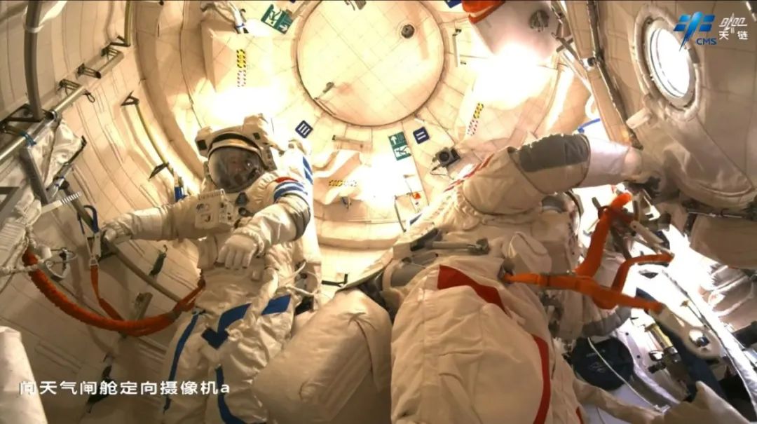 Astronauts Chen Dong and Chen Zhongrui completed a 6.5-hour spacewalk at 1329 UTC today, returning to the Wentian module after installing debris protection outside Tiangong. mp.weixin.qq.com/s/YSjIn4l9dG9r…