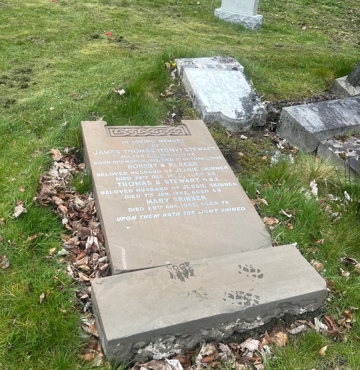 robsawyer70's tweet photo. An amazing response to the @EvertonHeritage appeal for restoring Everton goal hero Bobby Parker's grave. £409 raised so far, 27% of the target. 
Calling on @Everton @AshfieldFC @RangersFC @NFFC @FraserburghFC @bfcdublin supporters to make a contribution. 
https://t.co/4AQeGffitD https://t.co/knFpVh9p32