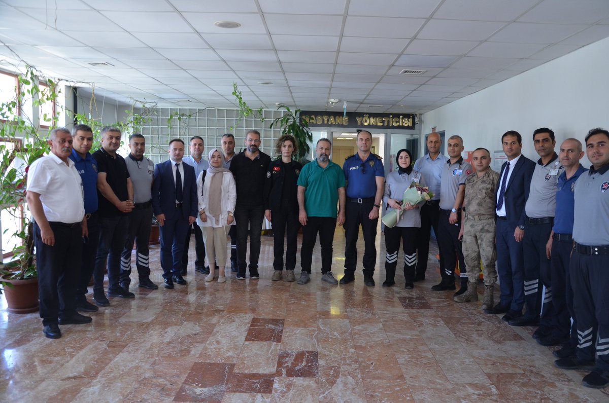 Özel Güvenlik Haftası kapsamında, Asayişten sorumlu Şanlıurfa İl Emniyet Müdür Yardımcısı Sn. Ekrem Yücel Demir, hastanemizde görev yapan özel güvenlik personellerimizi Başhekimlik makamında ziyaret ederek çiçek takdim etti.
Güvenliğimizin sessiz kahramanlarına teşekkür ederiz.