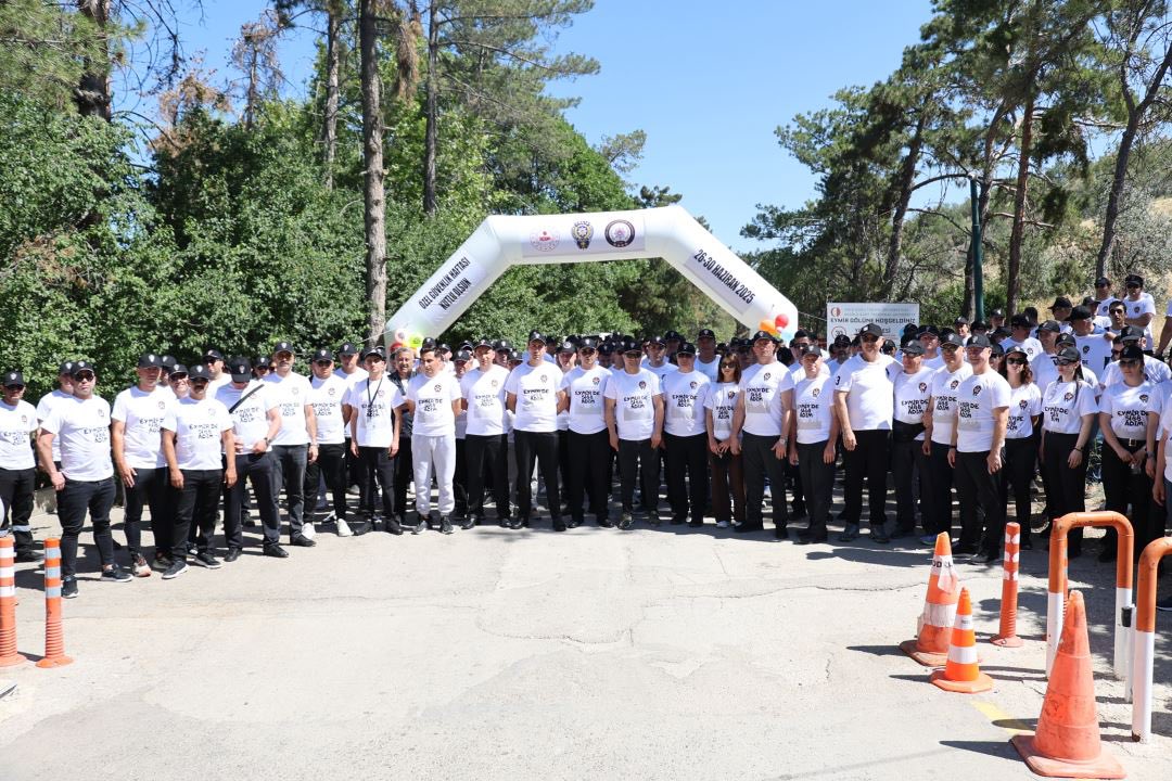 omercagirici's tweet photo. ÖZEL GÜVENLİK FARKINDALIĞI İÇİN, '5188 SAYILI KANUN, 5188 ADIM'

26–30 Haziran Özel Güvenlik Haftası kapsamında, Ankara’da özel güvenlik görevlilerinin toplumdaki önemine dikkat çekmek amacıyla "Eymir’de 5188 Adım" sloganıyla Emniyet Genel Müdürlüğü Özel Güvenlik Denetleme Başkanlığı koordinasyonunda farkındalık yürüyüşü düzenledik.
Gerçekleşen etkinliğe; Emniyet Genel Müdürlüğü Özel Güvenlik Denetleme Başkanı Sn. Suat Çelik, TOBB Özel Güvenlik Hizmetleri Meclisi Başkanı Sn. Serdar Arıkan, Genel Başkan Yardımcılarımız Ahmet Durcuk ve Fevzi Karataş, GÜSOD Yönetim Kurulu Başkanı Sn. Turgay Şahan, ÖGED Derneği Başkanı Sn. Dilek Oran , Sendikamızın iş yeri temsilcileri ve üyelerimizle ,çok sayıda özel güvenlik görevlisi katıldı.
#güvenliğinözelkahramanları 
@turkiskonf 
@Guvenlik_is 
@EGMozelguvenlik 
@TC_icisleri