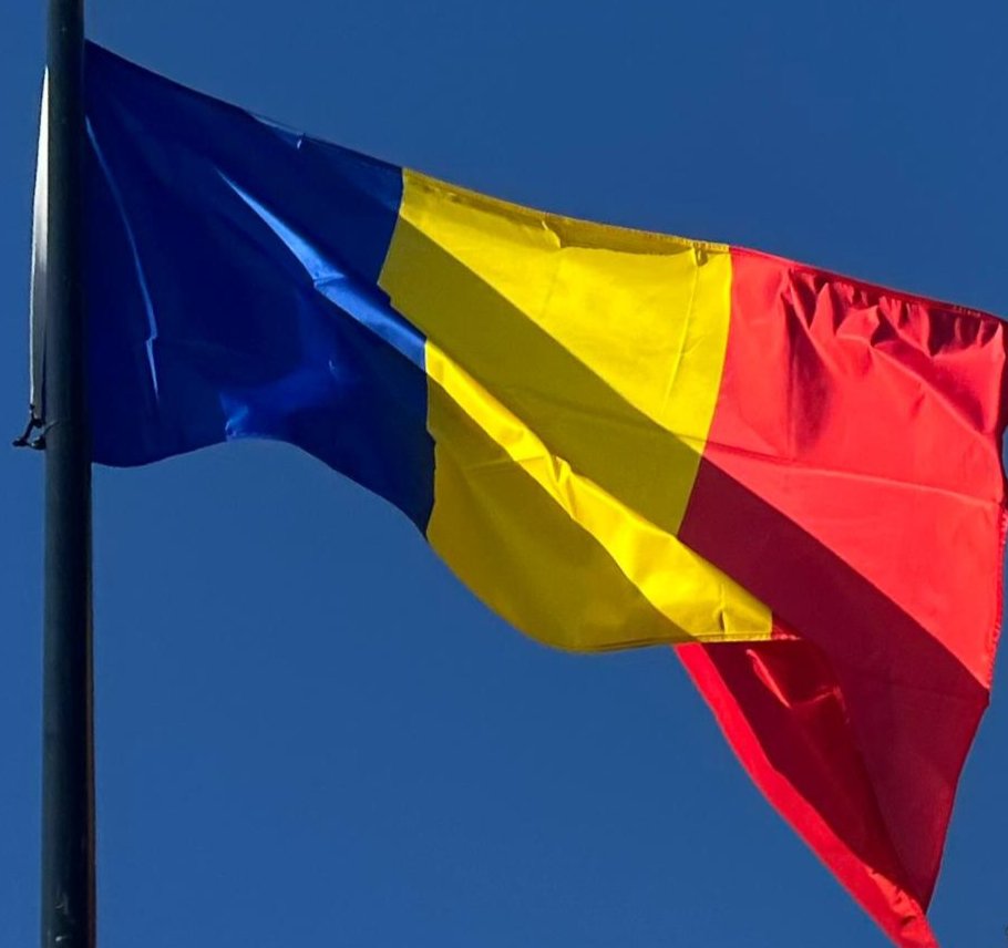 #26iunie #ZiuaDrapeluluiNational Un simbol al istoriei poporului român, al unității și identității naționale, tricolorul 🇷🇴 flutură azi demn în numele libertății, democrației și statului de drept.
La mulți ani Drapelului Național! La mulți ani tuturor românilor!