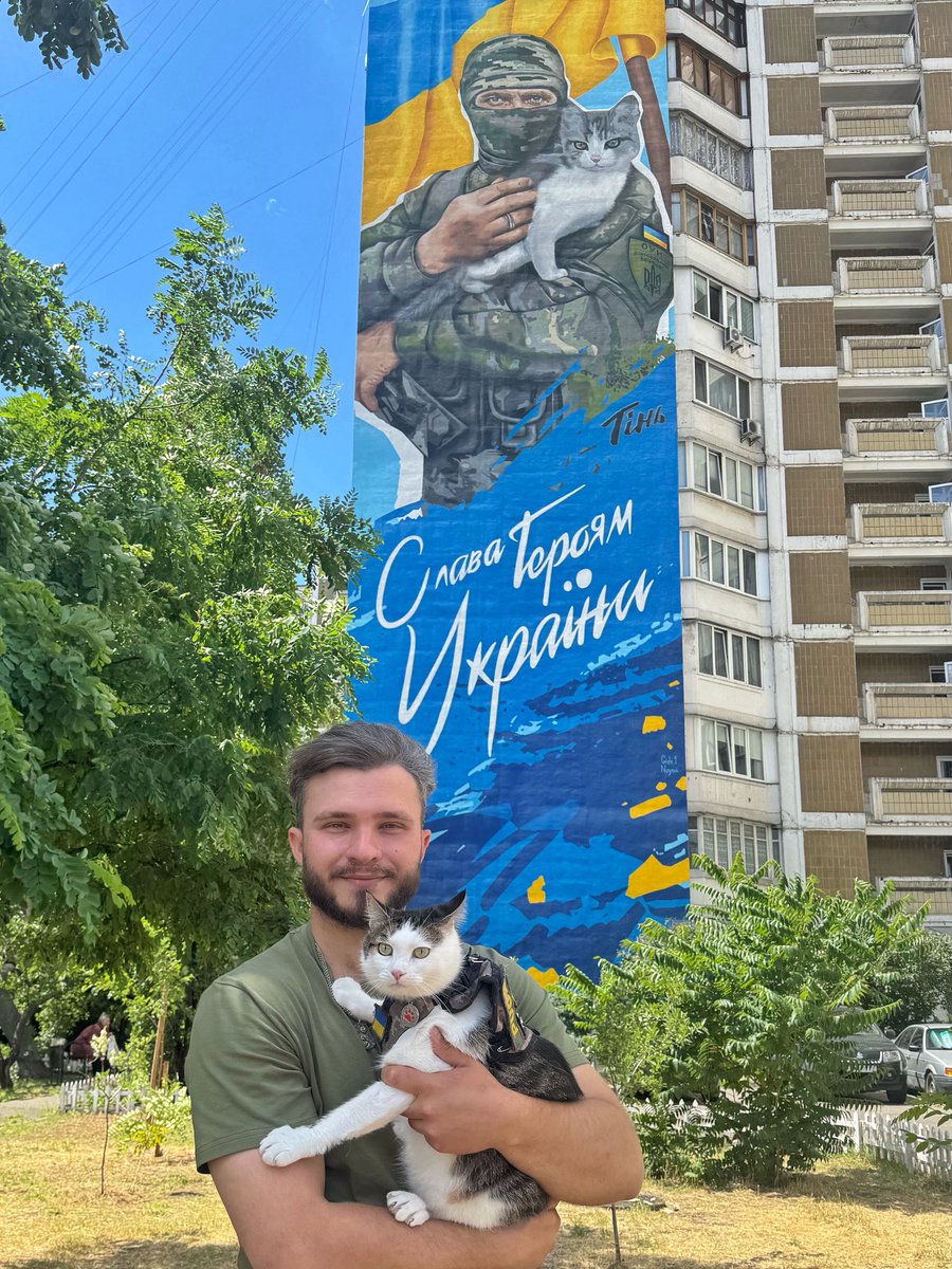aliashukua's tweet image. Many people said that this mural reminds people of us with Shaybik 🐈🇺🇦, but it's not us. The mural depicts the commander of the OUN volunteer battalion Oleksiy Movchan with the call sign "Shadow". He died in May 2022 in the Donetsk region while performing a combat mission.