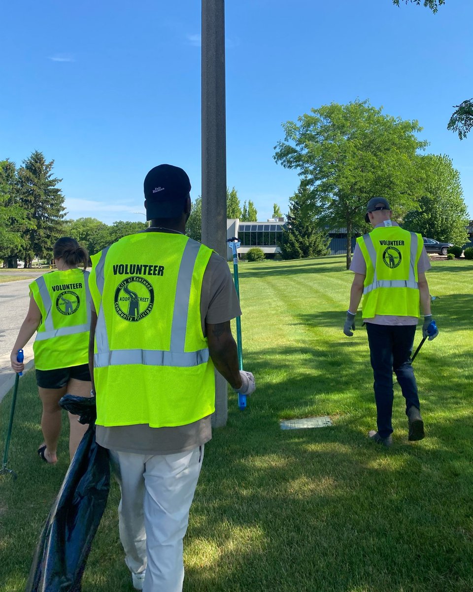 EdustaffLLC's tweet photo. On Tuesday, our team braved the 90-degree weather to volunteer for our annual Brockton Drive cleanup! 🧹 Thank you to everyone who pitched in and helped to keep our adopted street clean. 💙
#edustaff #excellenceinstaffing #substituteteaching #volunteer https://t.co/riUtaQBBDk