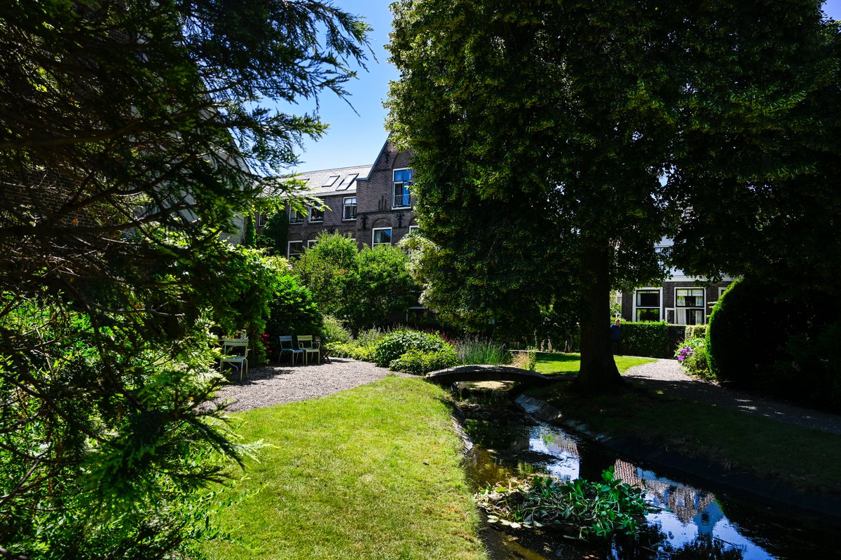 Morgen is het zo ver! Om 10.00
begint de Open Tuinendag Utrecht 2025. De
tuineigenaren en vrijwilligers zijn er klaar voor. Deze
mooie tuin aan de Nieuwegracht 20 is
te zien op route Midden.