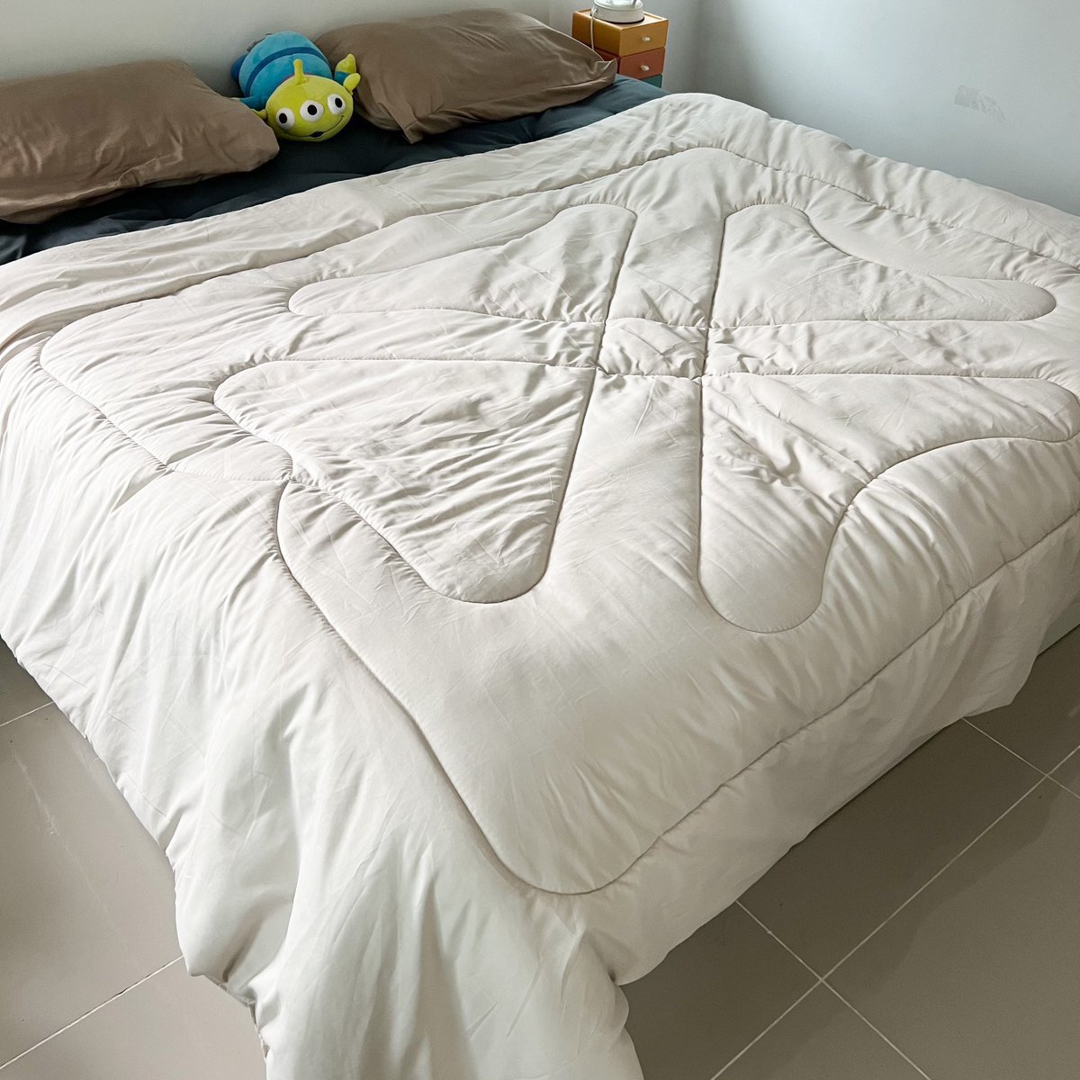 isasbenz's tweet image. ผ้าห่มหิมะอันนี้เย็นกว่าผ้าห่มปกติจริงมึง นอนเปิดแอร์เย็นๆแล้วห่มตัวนี้ เย็นแบบสะใจ เย็นฉ่ำมากก เนื้อผ้าหนานุ่มนิ่มมากก นอนแล้วโคตรสบาย ฟินนมากก คนชอบนอนเย็นๆ แนะนำเลย นอนแล้วหายเหนื่อย 10,000% 🛋️🌨️