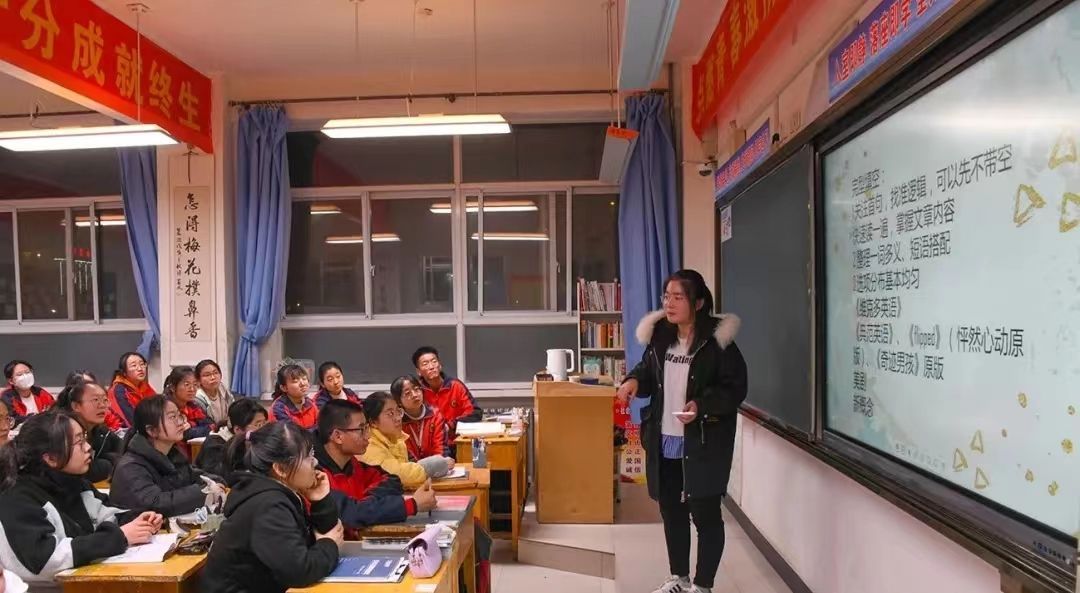 Tsinghua_Uni's tweet image. “Even helping or inspiring just one person is enough to give meaning to my journey,” says #TsinghuaRen Zeng Yaping (China), a #ClassOf2025 undergraduate of @SEM_Tsinghua, who has devoted herself to #PublicWelfare through extensive #volunteer teaching projects.