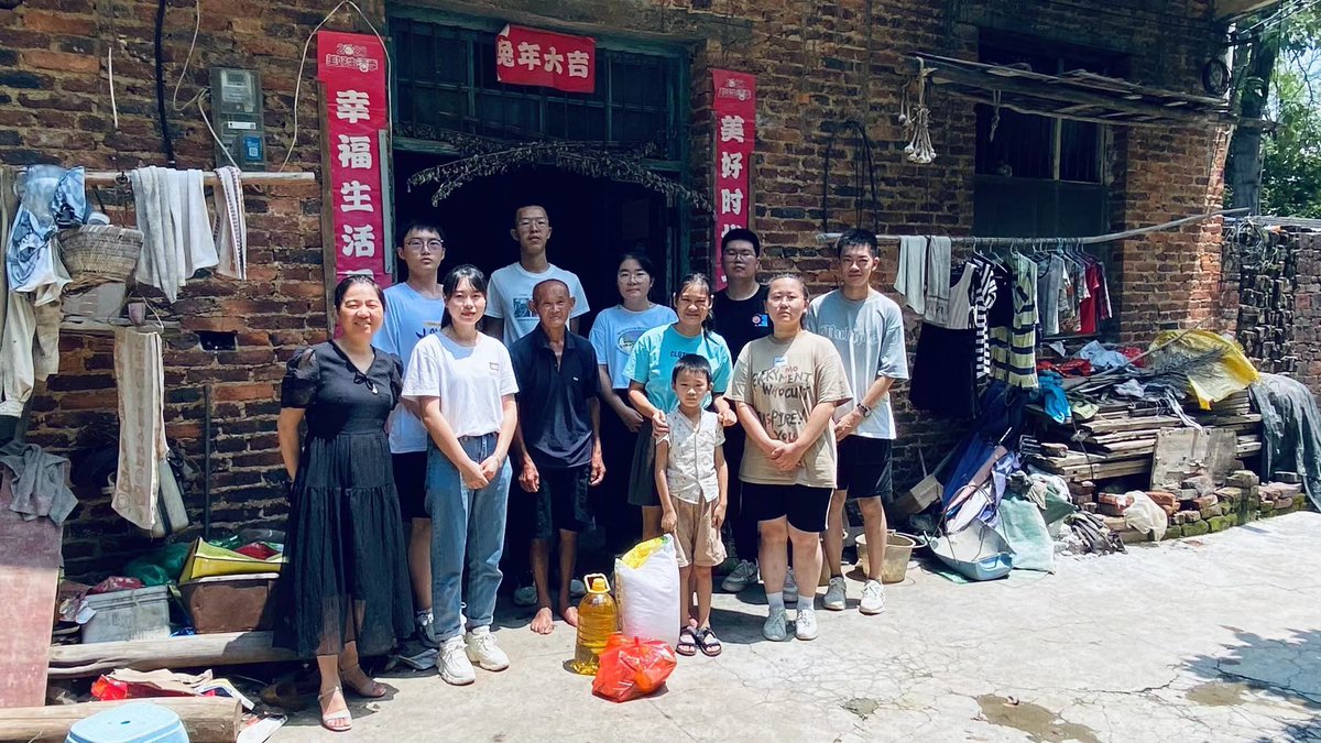 Tsinghua_Uni's tweet image. “Even helping or inspiring just one person is enough to give meaning to my journey,” says #TsinghuaRen Zeng Yaping (China), a #ClassOf2025 undergraduate of @SEM_Tsinghua, who has devoted herself to #PublicWelfare through extensive #volunteer teaching projects.