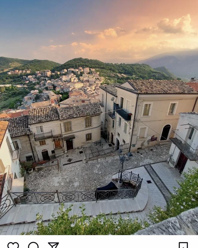 A volte la bellezza si nasconde nei vicoli di un borgo antico. A #Casoli, uno dei Borghi più Belli d’Italia, è il tramonto a svelarla in tutta la sua gloria!
📷 castellodicasoli
#abruzzo #borghipiubelliditalia #viaggioinabruzzo