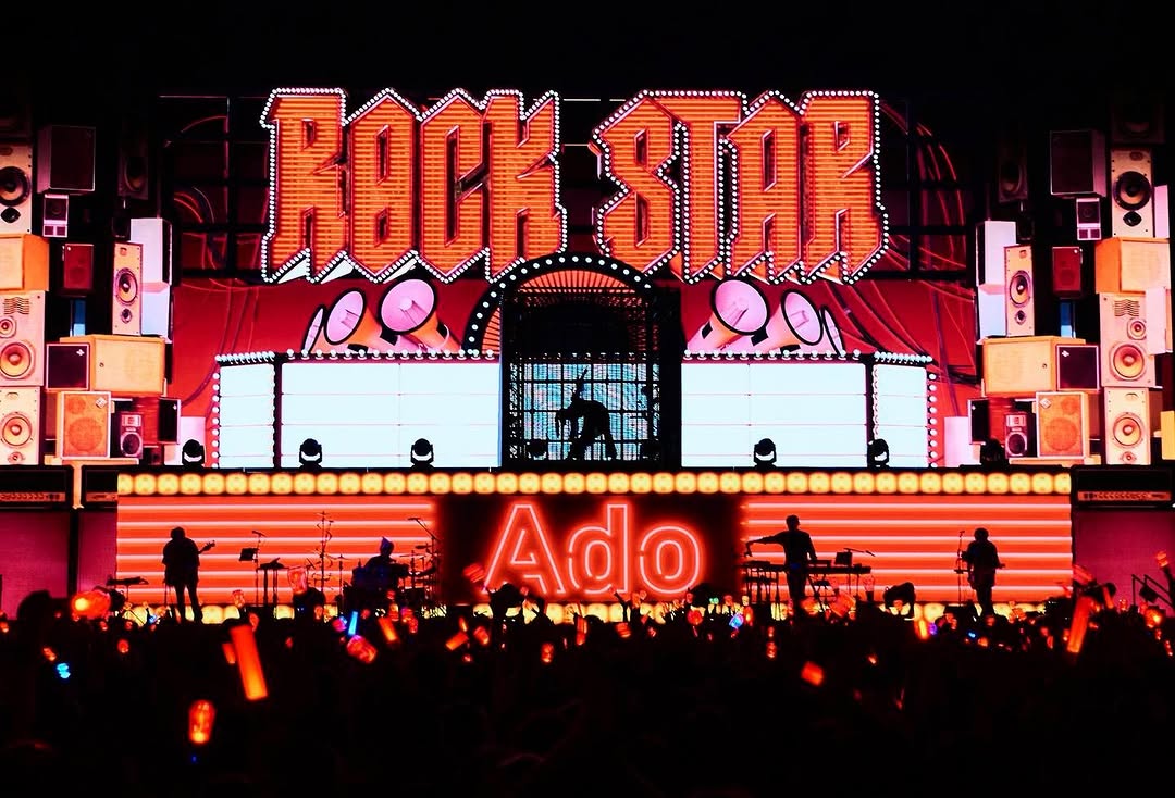 Calared's tweet photo. Les 5 photos du concert publiées par le staff d'Ado sur Instagram ! 
Elle prend toujours des poses spectaculaires avec son ombre j'adore !
Image 1 : Rockstar (évidemment)
Image 4 : RuLe
Image 2-3 je sais pas, peut-être Gira Gira et Lucky Bruto
Image 5 ⬇️
#AdoHibana_Paris https://t.co/i4sLEhxSmp