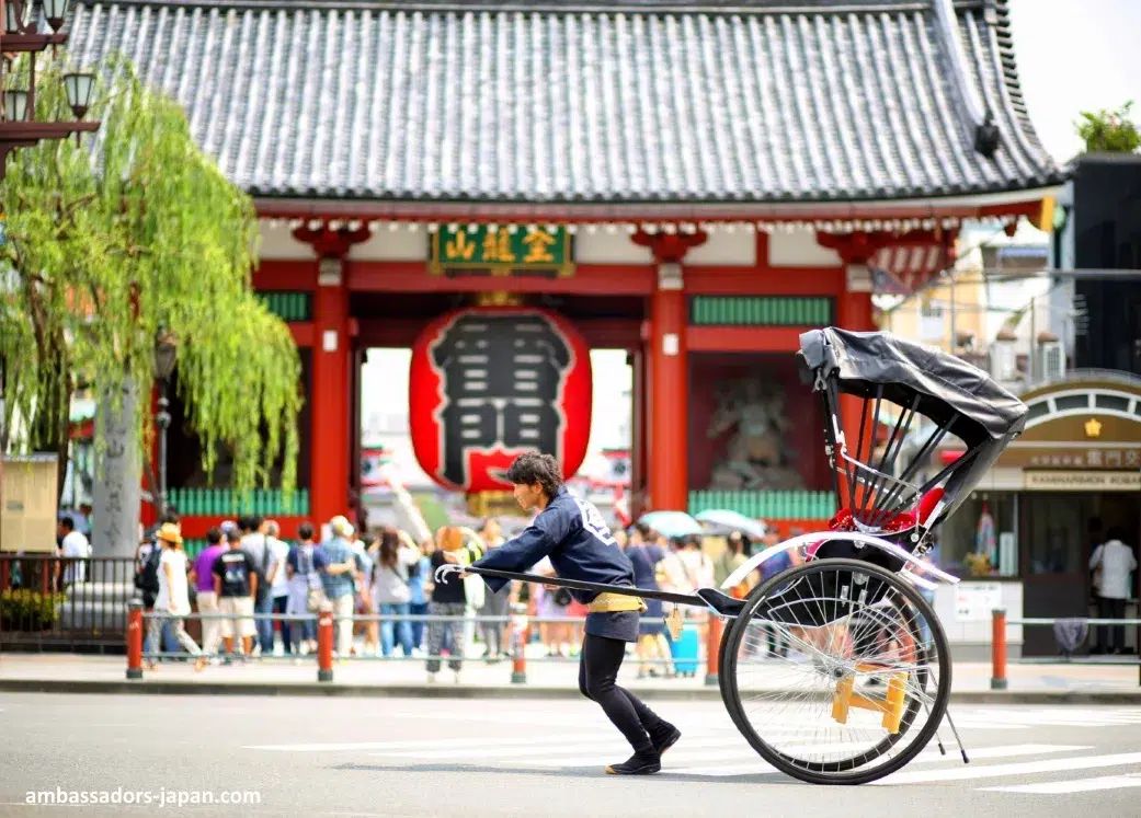 “Jinrikisha” es el nombre que recibe en Japón un tipo de vehículo ligero de dos ruedas que se desplaza por tracción humana (generalmente a pie, tirando de él).
Con más de 160 años de antigüedad, este tradicional modo de transporte está más de moda que antes:
