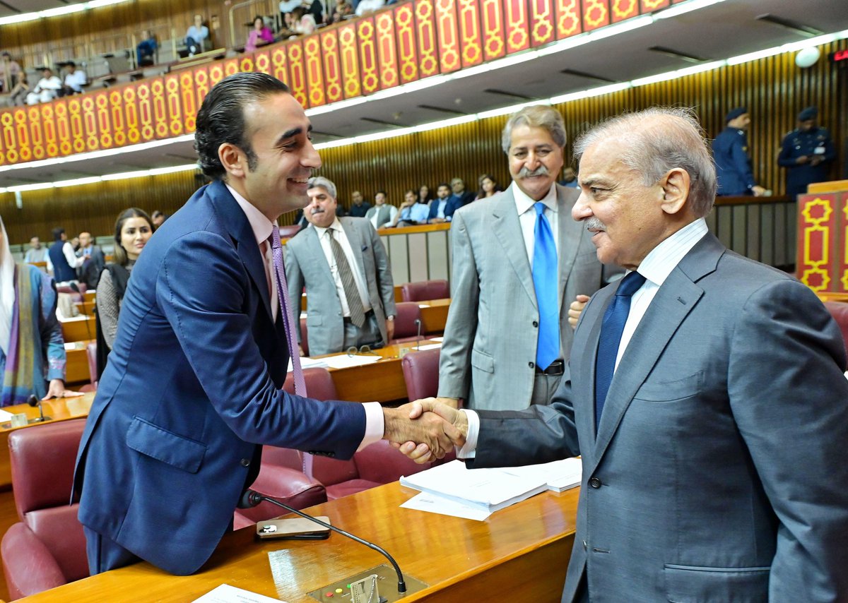 KhurramBhatti01's tweet photo. وزیراعظم شہبازشریف کی بجٹ 2025 کے اجلاس میں چیئرمین پی پی پی بلاول بھٹو زرداری ، سابق اسپیکر قومی اسمبلی اسد قیصر اور بیرسٹر گوہر سے مصافحہ کرتے ہوئے 
حکومتی ارکان ہوں یا اپوزیشن وزیراعظم شہبازشریف سب سے ملتے ہیں https://t.co/SwMduSogRK
