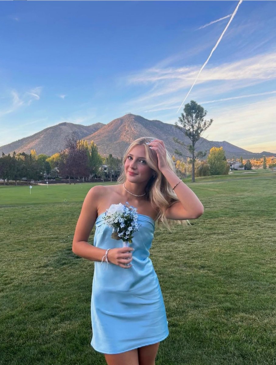 .

-"Alt tarafı bir çiçek koklayıp, bir hayvan sahiplenip ,birkaç insan tanıyıp gidecektik bu dünyadan. "
                         🍃🌸💕🌱

#GünAkşamda 🩵