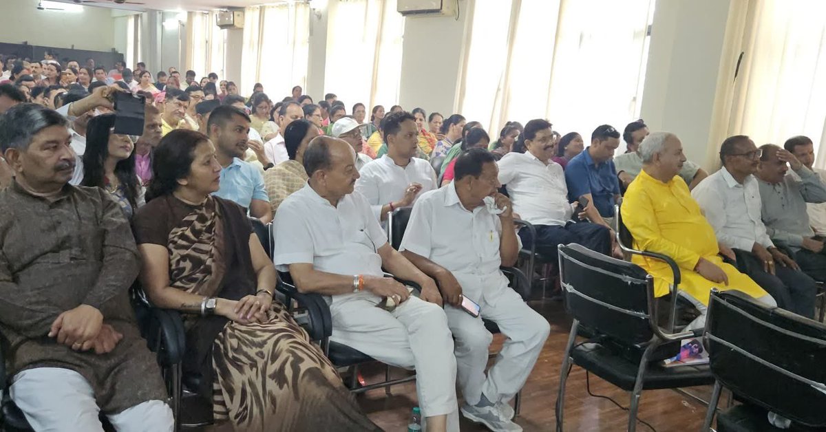 Trivendra Singh Rawat (@tsrawatbjp) on Twitter photo आज नगर निगम, हल्द्वानी में आयोजित गोष्ठी में कार्यकर्ताओं को 1975 में लगाए गए आपातकाल की विभीषिका से अवगत कराया।
यह वही दौर था जब देश के लोकतंत्र का गला घोंट दिया गया। संविधान की आत्मा, जनता की अभिव्यक्ति और स्वतंत्रता पर ताले जड़ दिए गए।
<a href="/AjayBhatt_BJP/">Chowkidar Ajay Bhatt</a>
...1/3 आज नगर निगम, हल्द्वानी में आयोजित गोष्ठी में कार्यकर्ताओं को 1975 में लगाए गए आपातकाल की विभीषिका से अवगत कराया।
यह वही दौर था जब देश के लोकतंत्र का गला घोंट दिया गया। संविधान की आत्मा, जनता की अभिव्यक्ति और स्वतंत्रता पर ताले जड़ दिए गए।
<a href="/AjayBhatt_BJP/">Chowkidar Ajay Bhatt</a>
...1/3