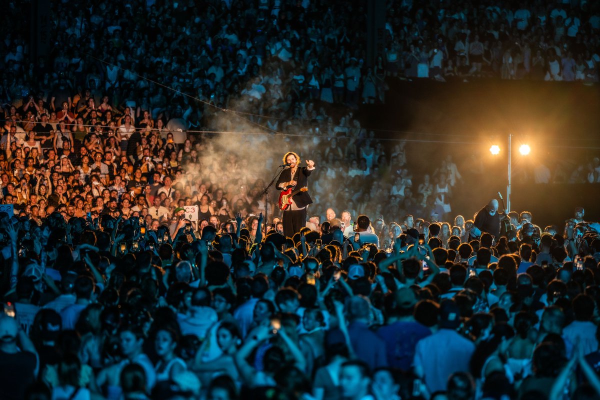 Hozier's tweet image. Boston, I can’t quite put into words the feeling of gratitude I have after those two nights at @fenwaypark. 

Thank you for the incredible welcome back to your beautiful city, it has always wrapped its arms around me and treated me with a great deal of love and kindness. I feel…